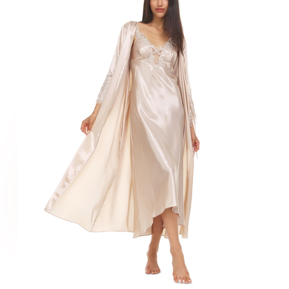 A two-piece set from Flora, consisting of a nightgown and robe. - Picture 3 of 11